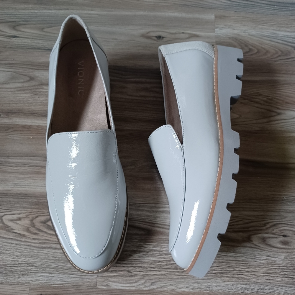 Vionic Kensley Loafers Vapor sz 9. Beautiful shoes, in excellent condition!